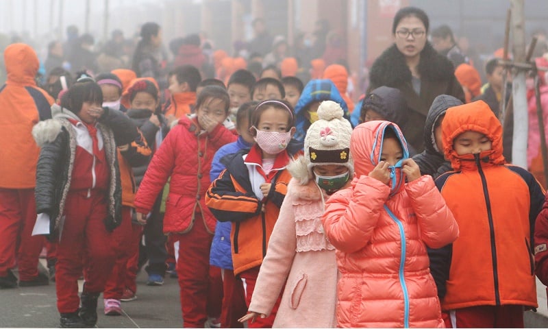 Chinese elementary school students protect themselves from air pollution