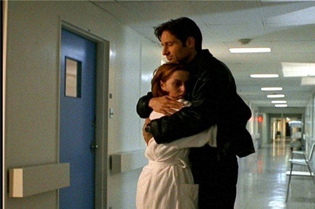 Dana Scully (Gillian Anderson) and Fox Mulder (David Duchovny) in 'The X-Files' episode "Memento Mori"