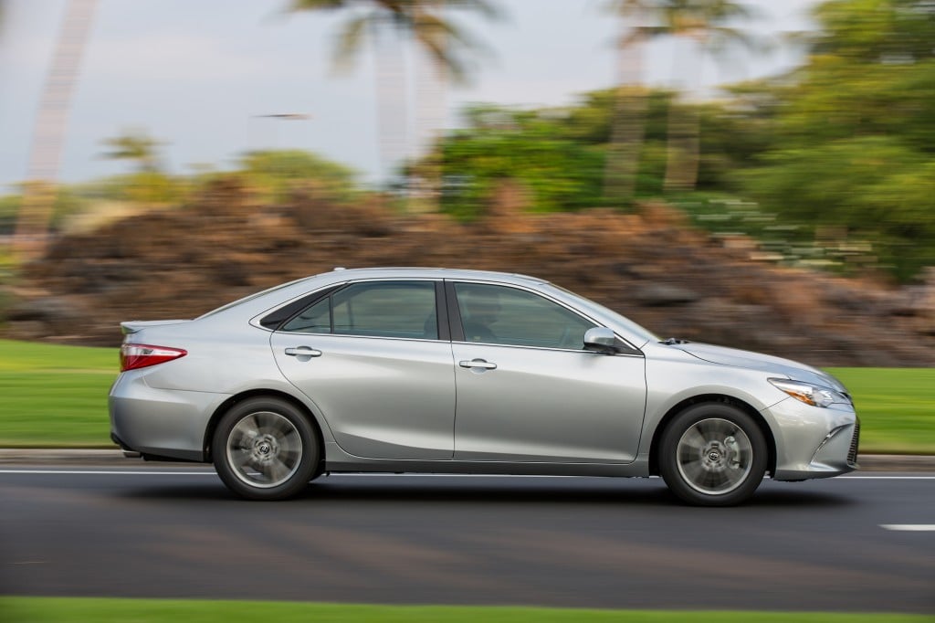 2015_Toyota_Camry_SE_004