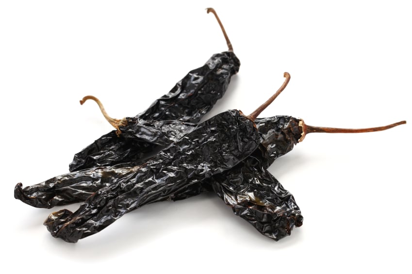 pile of dried pasilla chiles