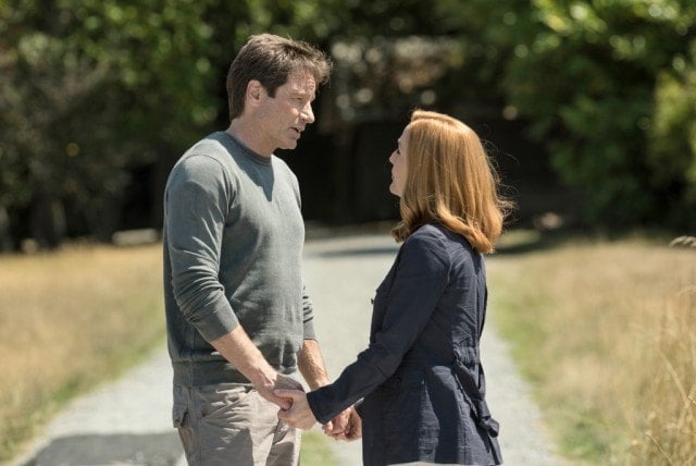 Fox Mulder (David Duchovny) and Dana Scully (Gillian Anderson) in 'The X-Files' episode "Babylon"