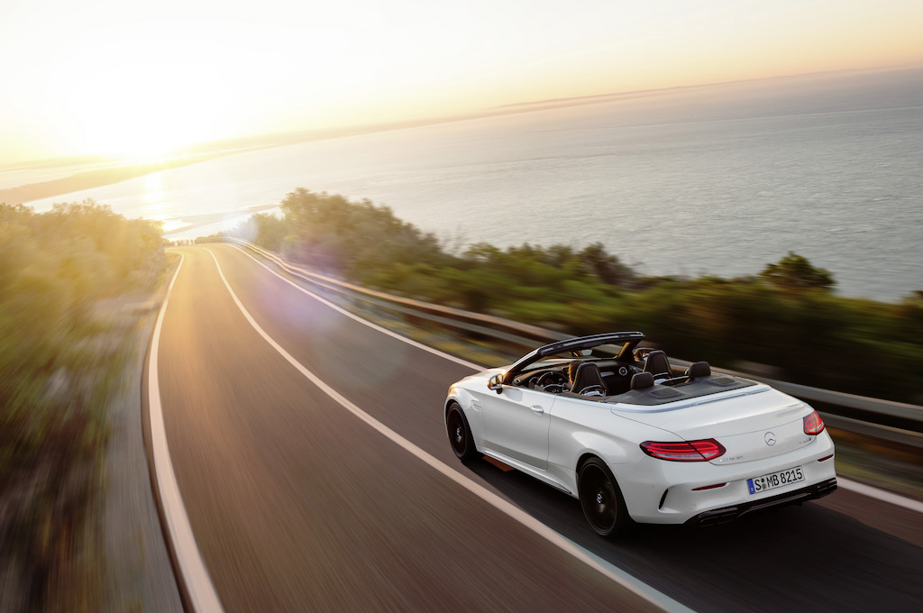 Mercedes-AMG C 63 S Cabriolet( A 205); 2016; Exterieur: designo diamantweiß bright; Interieur: AMG Leder Nappa platinweiß pearl/schwarz; Kraftstoffverbrauch kombiniert (l/100 km): 8,9, CO2-Emissionen kombiniert (g/km): 208; exterior: designo diamond white bright; interior: AMG nappa leather platinium white pearl/black; Fuel consumption, combined (l/100 km): 8.9 CO2 emissions, combined (g/km): 208