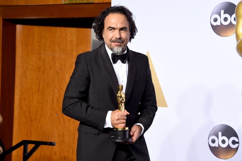 Alejandro González Iñárritu holds his Oscar