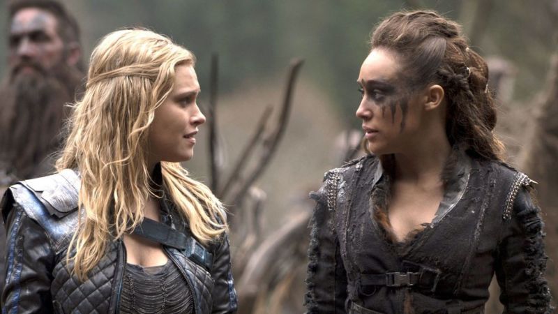 Clarke and Lexa look at each other in the 100