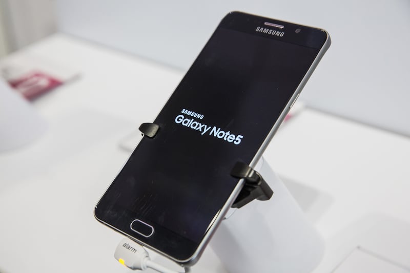 Samsung Galaxy Note 5 on display in a store