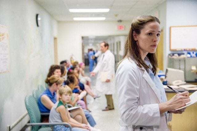 Dr. Eve Saks (Jennifer Garner) checks in on her patients in a scene from 'Dallas Buyers Club'
