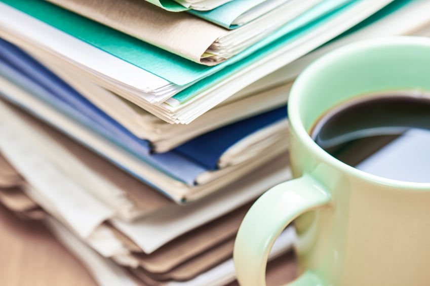 fișierele și o ceașcă de cafea