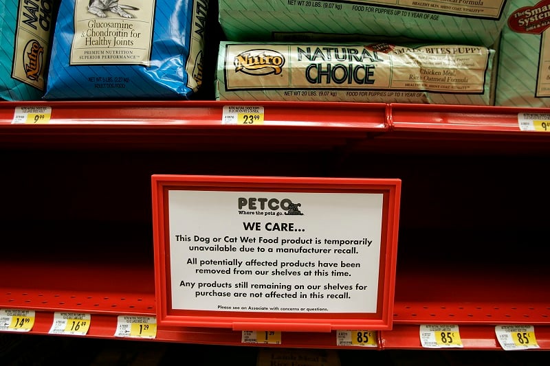 A sign explains why a store shelf is empty of pet food after it was pulled from the shelves at Petco| Joe Raedle/Getty Images