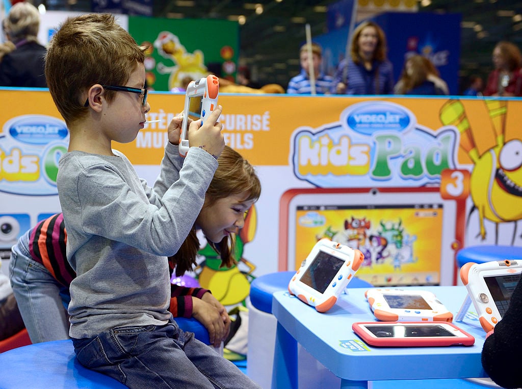 children and technology, playing with iPads