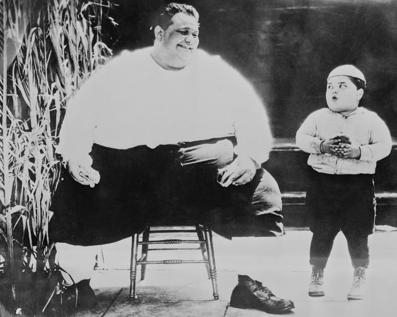 Child actor Joe Cobb meets the world's fattest man in 1925, before obesity rates skyrocketed