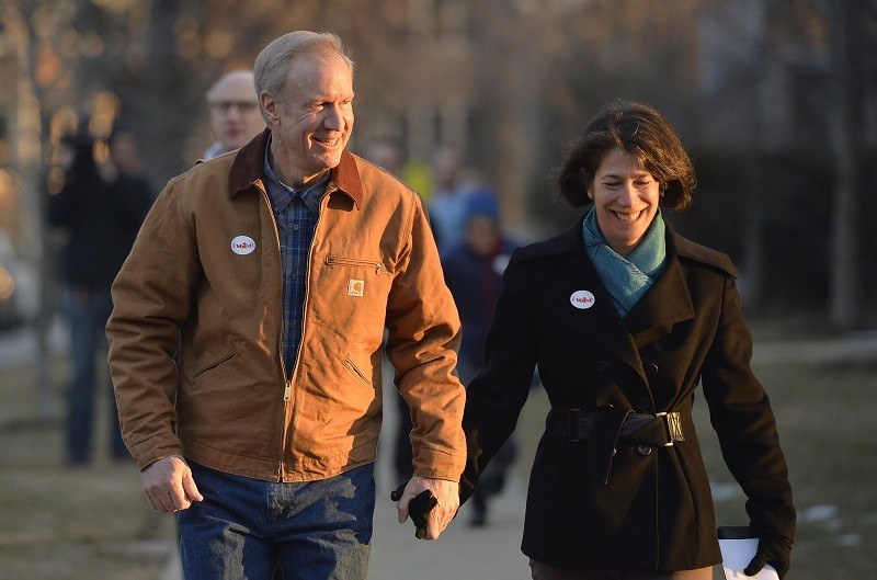 Gov. Rauner looking downright folksy, despite his immense wealth