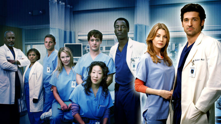 The cast of Grey's Anatomy stands in a hospital room