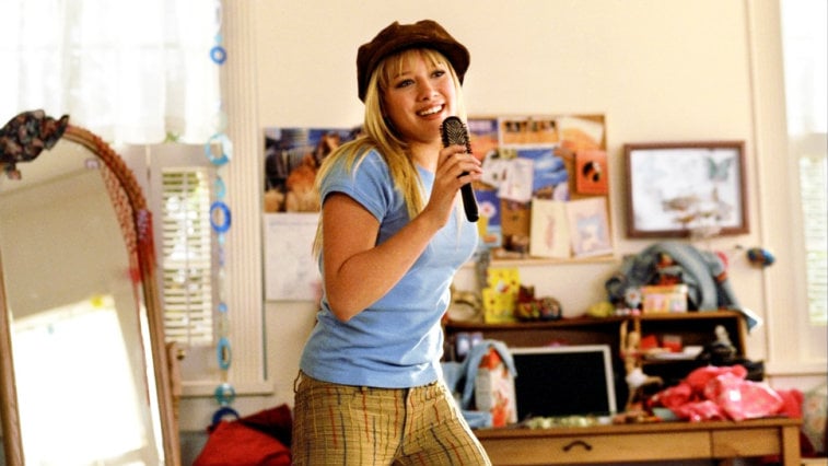 Hilary Duff sings into a hairbrush and dances in a bedroom in The Lizzie McGuire Movie