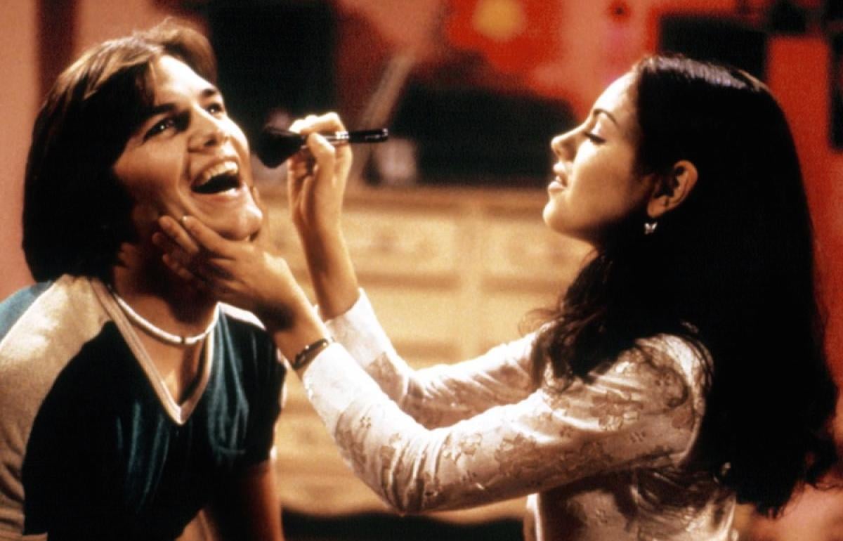 Jackie putting makeup on Michael on That 70s Show