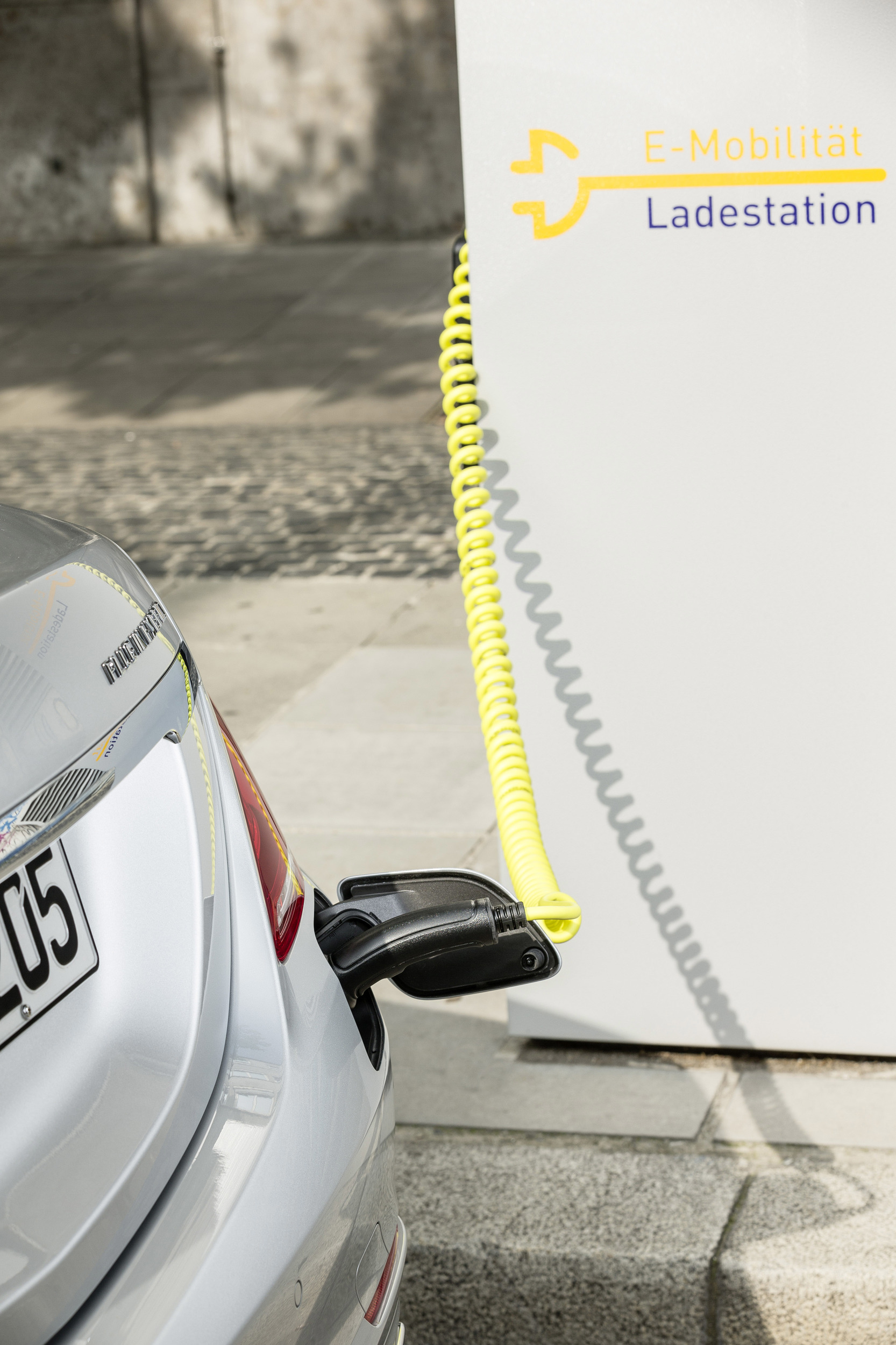 Mercedes S550 Hybrid charging