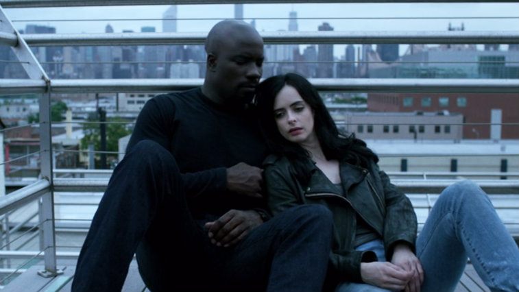 Mike Colter and Krysten Ritter in Jessica Jones