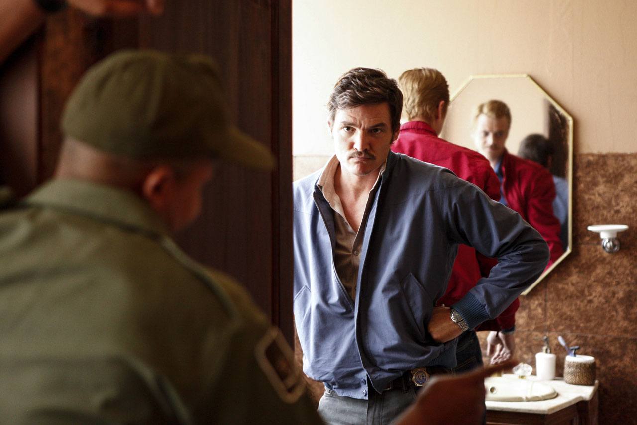 Javier Pena stands in a doorway talking to a police officer in Narcos Javier Pena stands in a doorway talking to a police officer in Narcos