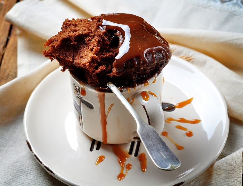 pastel de Chocolate cocinado en una taza