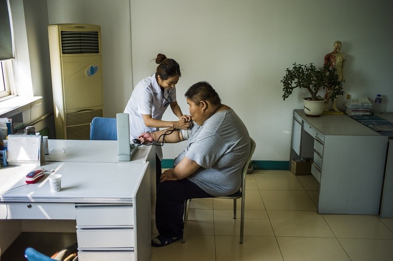 A nurse assess the risks of the causes of death for an overweight boy