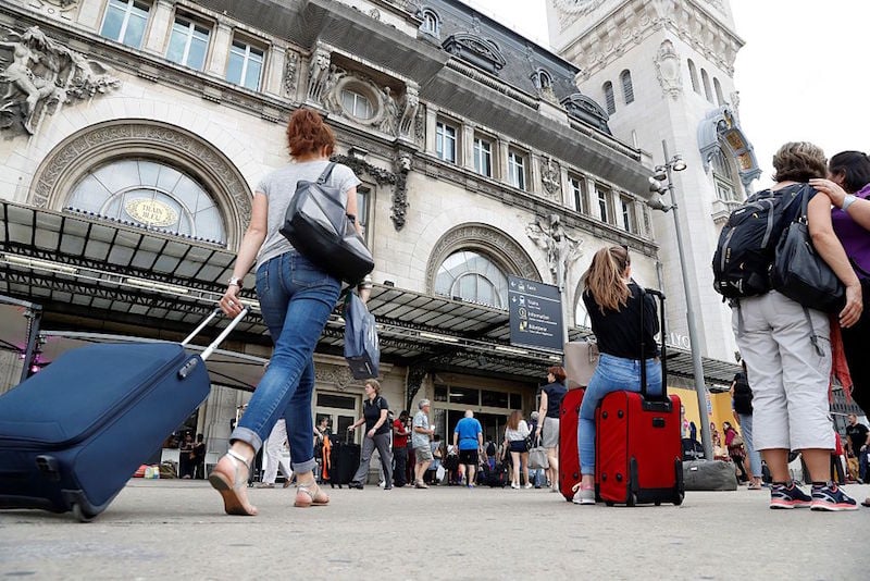 People arrive with their suitcases at the gare de Lyon train station in Paris on July 22, 2016 during the French summer holidays period. / AFP / FRANCOIS GUILLOT