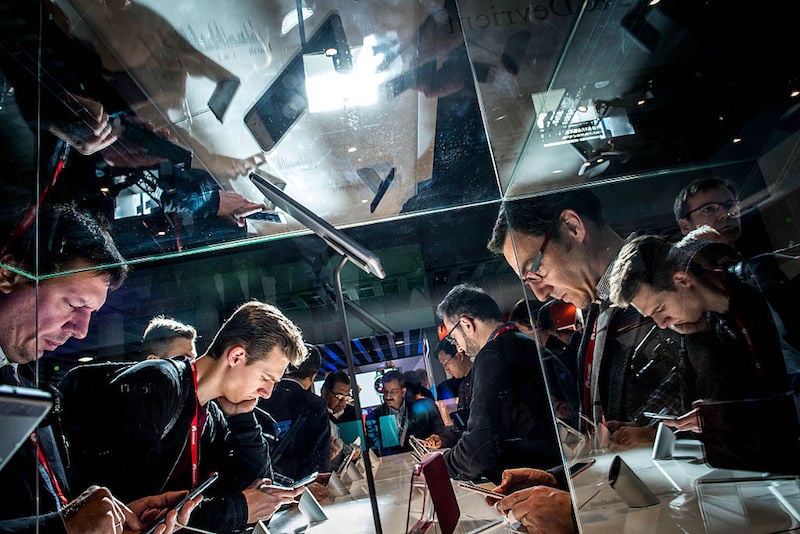 Consumers check out new mobile devices