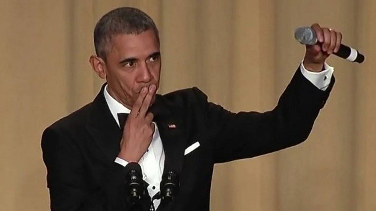 barack obama drops the mic during a press dinner