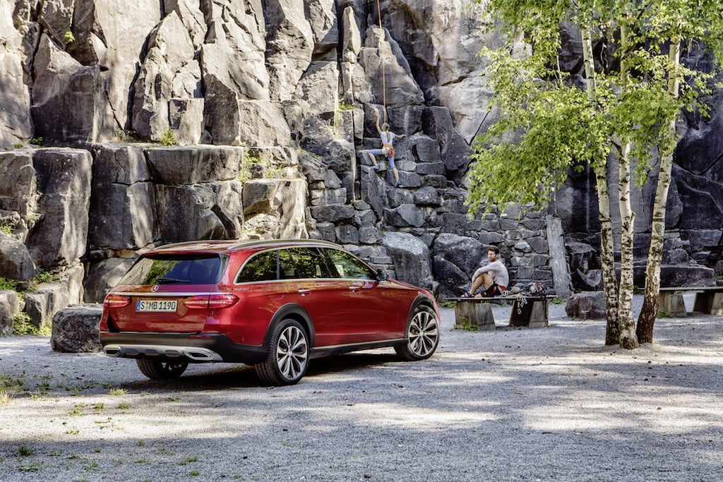 Mercedes-Benz E-Klasse All-Terrain; Outdoor; 2016; Exterieur: designo hyazinthrot metallic ;Kraftstoffverbrauch kombiniert: 5,1 l/100 km; CO2-Emissionen kombiniert: 137 g/km Mercedes-Benz E-Class All-Terrain; outdoor; 2016; exterior: designo hyacinth red metallic; Fuel consumption combined: 5.1 l/100 km; Combined CO2 emissions: 137 g/km