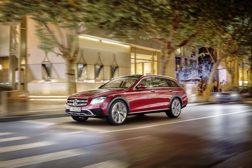 Mercedes-Benz E-Klasse All-Terrain; Outdoor; 2016; Exterieur: designo hyazinthrot metallic ;Kraftstoffverbrauch kombiniert: 5,1 l/100 km; CO2-Emissionen kombiniert: 137 g/km Mercedes-Benz E-Class All-Terrain; outdoor; 2016; exterior: designo hyacinth red metallic; Fuel consumption combined: 5.1 l/100 km; Combined CO2 emissions: 137 g/km