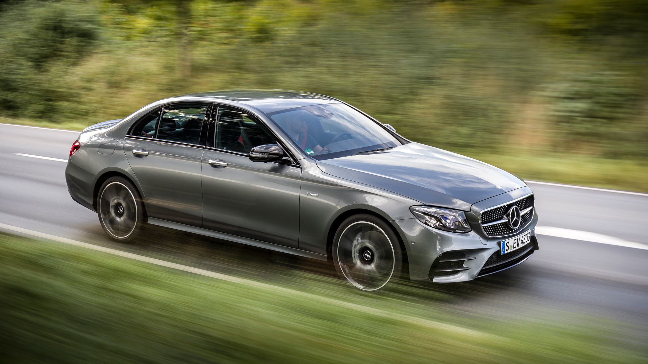 E 43 4MATIC Limousine selenitgrau; Leder: Nappa AMG schwarz mit roten Ziernähten Leather: Nappa AMG black withred topstiching AMG E 43 4MATIC Limousine/Saloon Kraftstoffverbrauch kombiniert: 8,2 l/100 km, CO2-Emissionen kombiniert: 187 g/km Fuel consumption, combined: 8.2 l/100 km, CO2 emissions, combined: 187 g/km