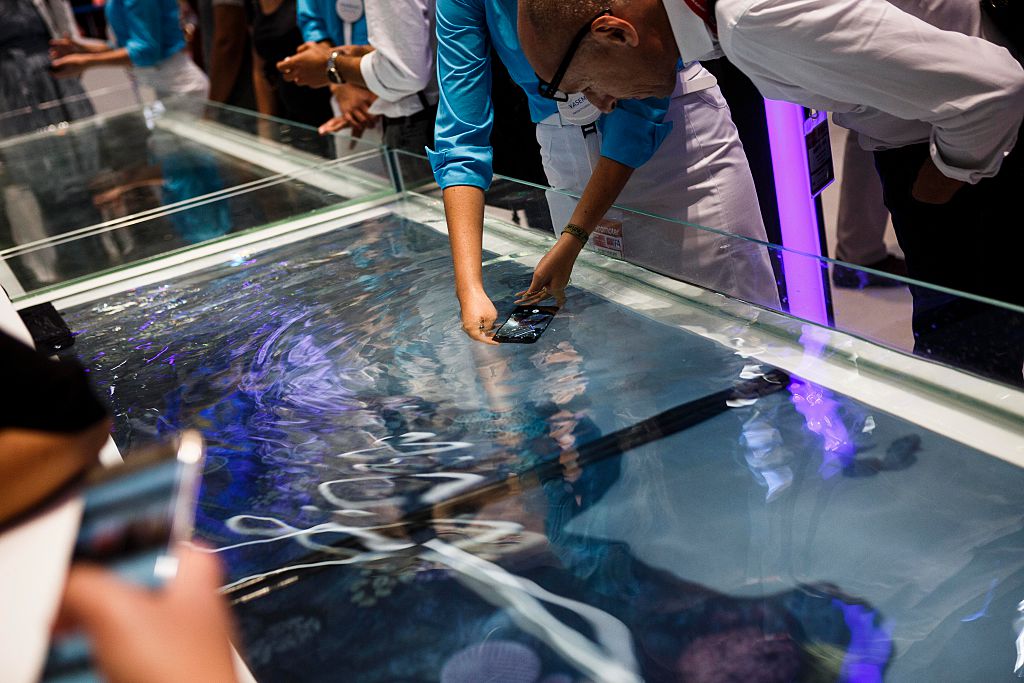A visitor tests the waterproof S7 from Samsung at the 2016 IFA