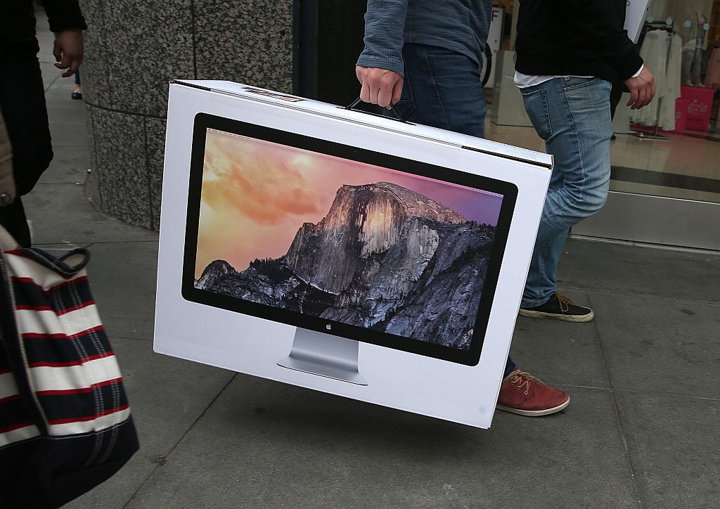 Un client Apple Store possède un nouvel ordinateur iMac