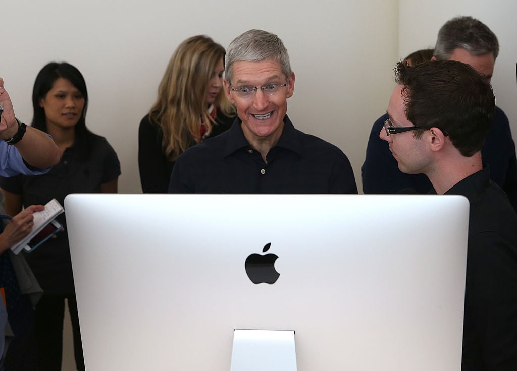 Le PDG d’Apple, Tim Cook, se penche sur le nouvel iMac 27 pouces avec écran 5K rétine