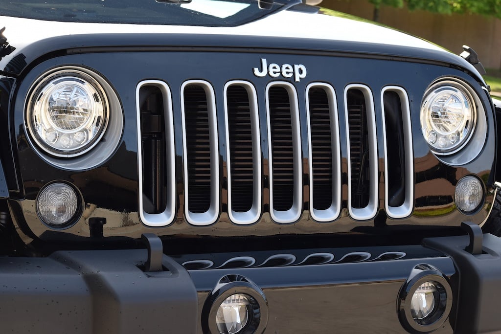 2017 Jeep Wrangler boasts LED headlamps