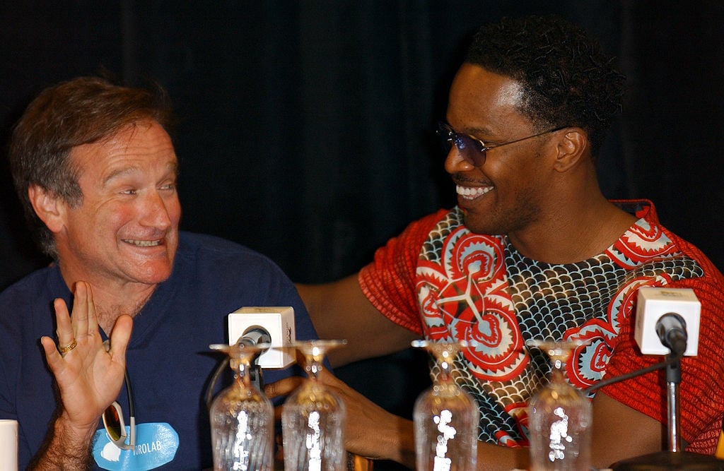 Robin WIlliams and Jamie Foxx talking at a panel