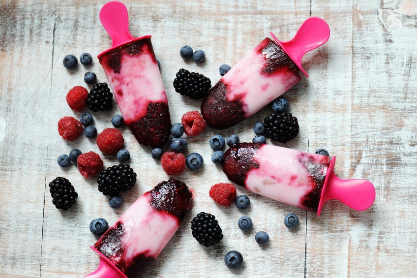 popsicles with berries