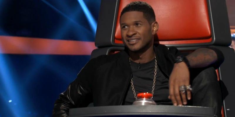 Usher kuuntelee valmentajan tuolissa The Voicessa.