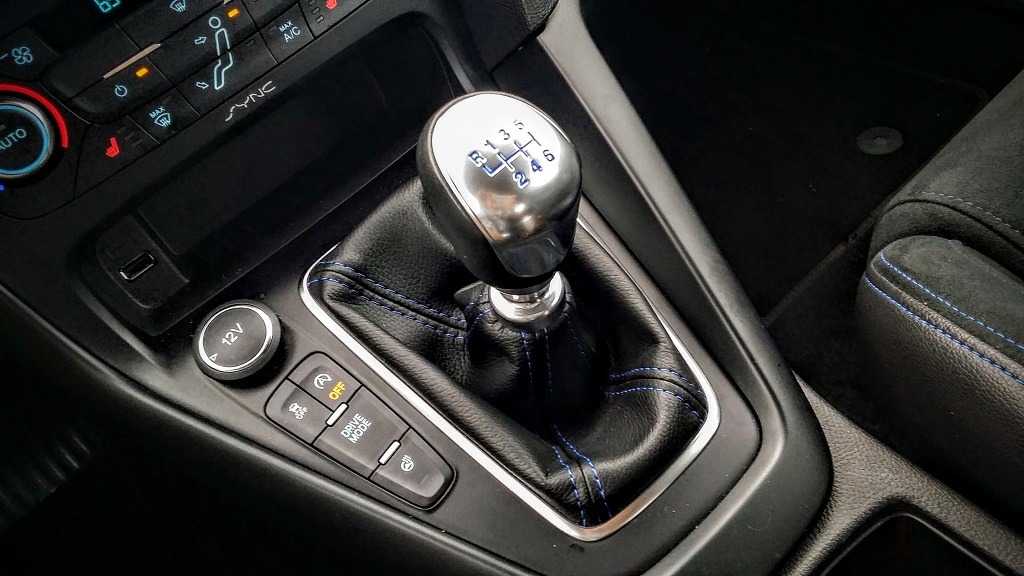Ford Focus RS gear shifter | Micah Wright/Autos Cheat Sheet