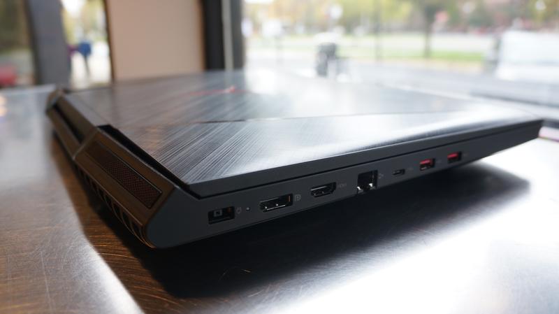 Ideapad Y900 view of the side