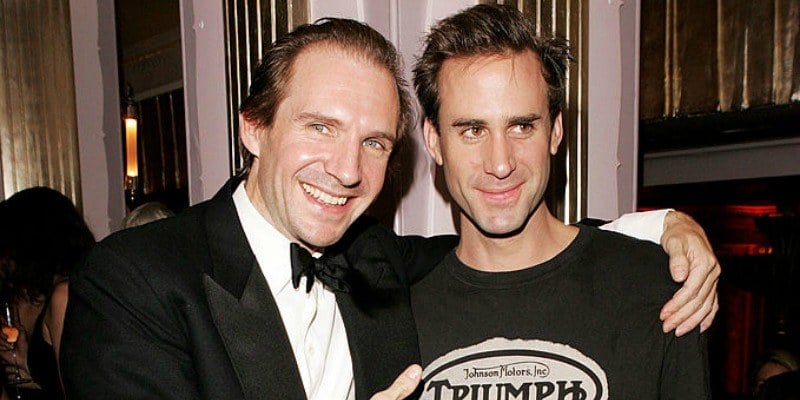 Brothers Ralph and Joseph Fiennes posing with their arms around each other