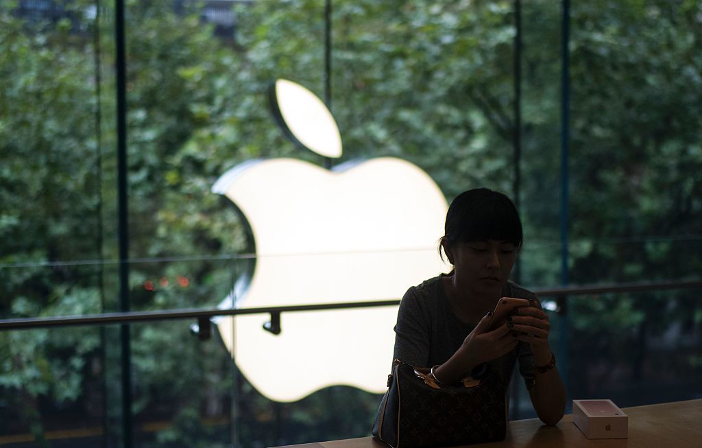 customer sets up her new iPhone
