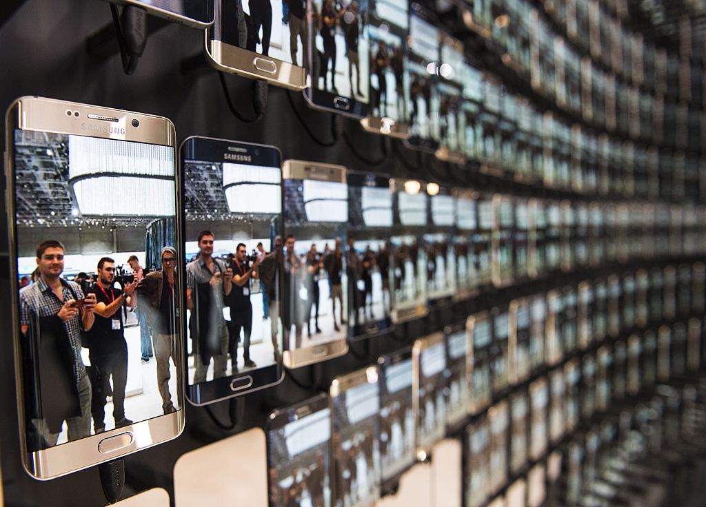 Visitors are reflected in numerous Samsung Galaxy S6 edge smartphones