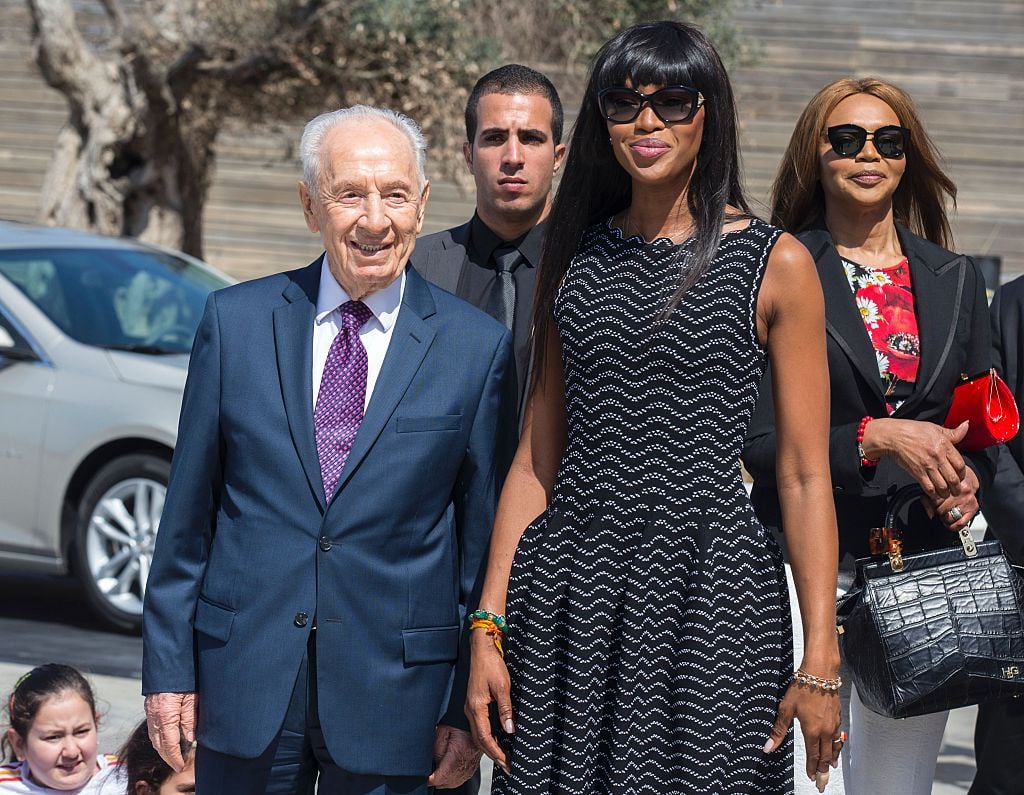 British model Naomi Campbell (C) stands next to her mother Valerie Morris and former Israeli president Shimon Peres