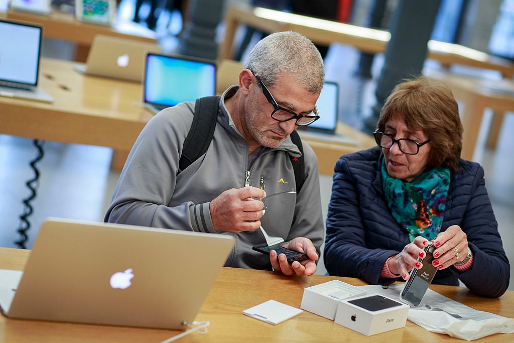 MADRID, SPAIN - SEPTEMBER, 16: Customers handle a new Iphone 7 at Puerta del Sol Apple Store the day the company launches their Iphone 7 and 7 Plus on September 16, 2016 in Madrid, Spain. The iPhone 7 and iPhone 7 Plus has been launched on Friday September 16th in more than 25 countries. Customers have started to queue 38 hours before the opening of the store placed in the center of Madrid. (Photo by Gonzalo Arroyo Moreno/Getty Images) Customers handle a new Iphone 7 at Puerta del Sol Apple Store