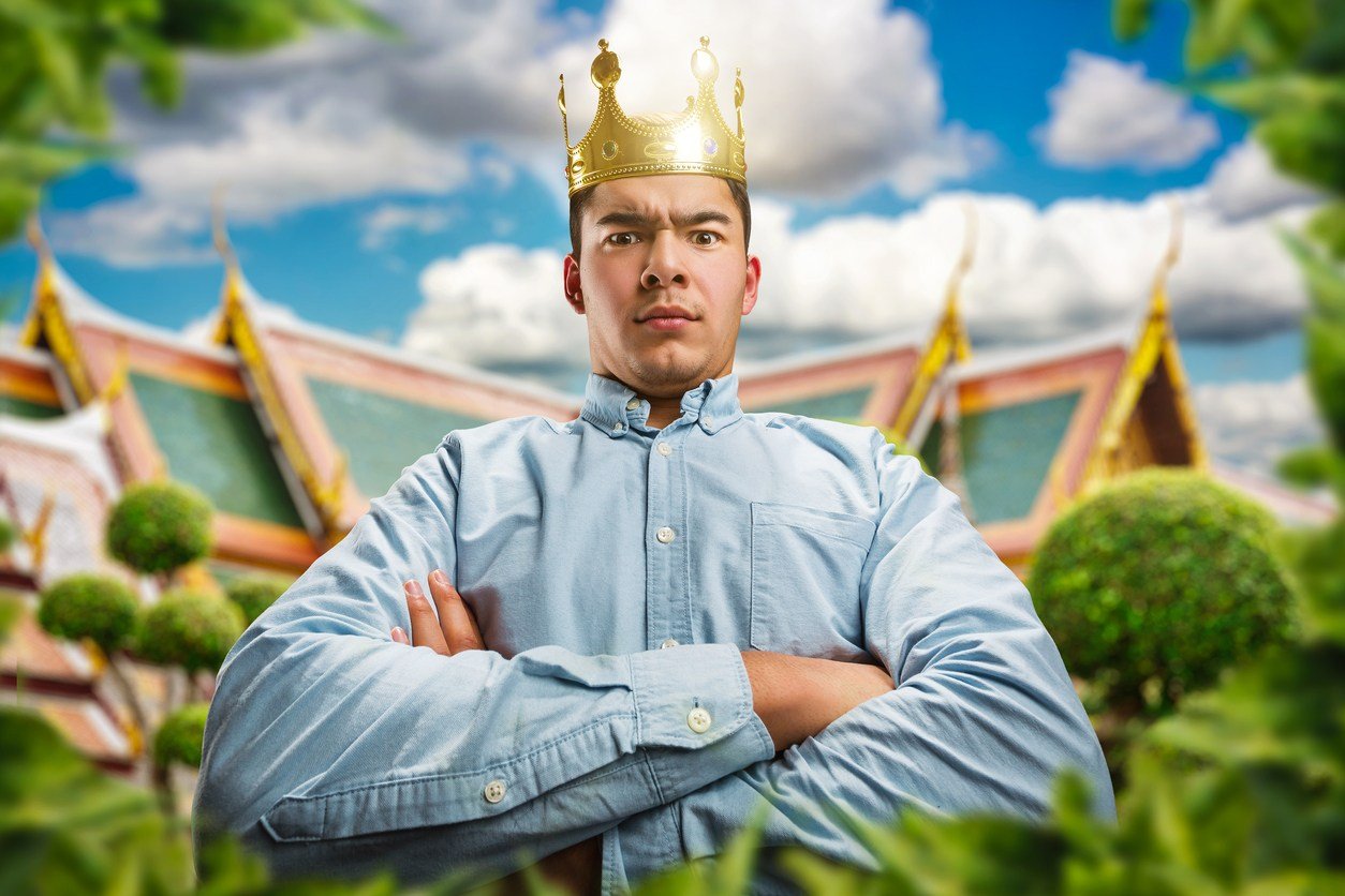 a man wearinga crown on his head
