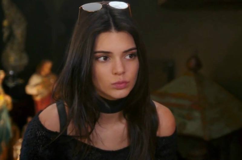 Kendall Jenner wears a black shirt and glasses on his head Kendall Jenner wears a black shirt and glasses on his head
