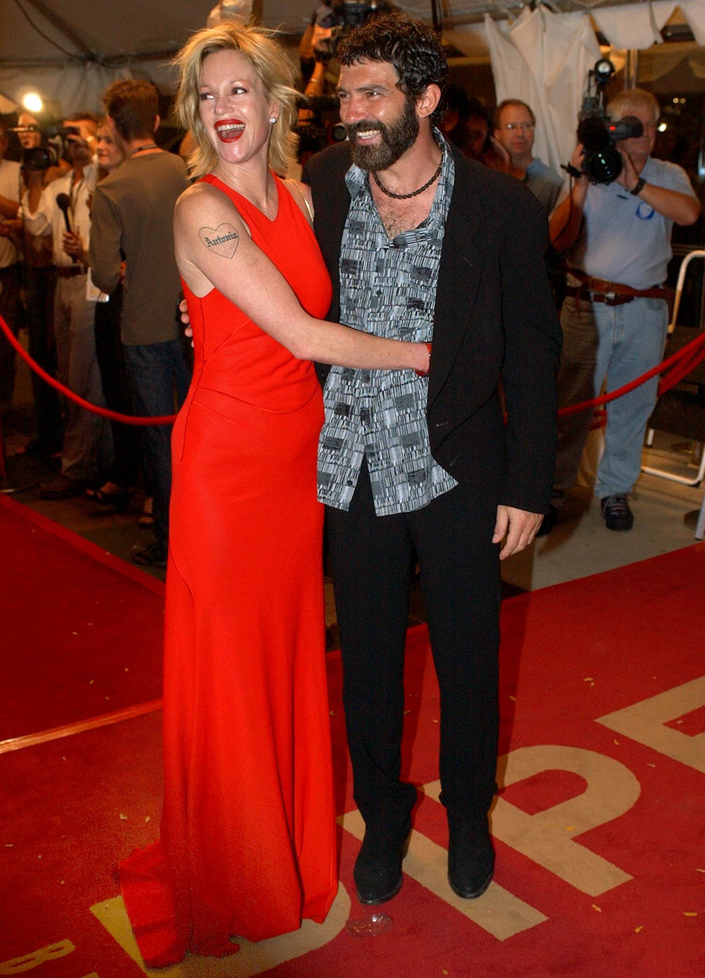 American actor Melanie Griffith (L) holds her husband, Spanish-born actor Antonio Banderas (R)