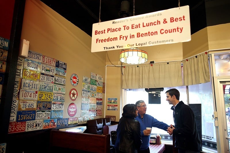 U.S. Rep. Tom Cotton (R) (R-AR) talks with patrons in a Bentonville cafe