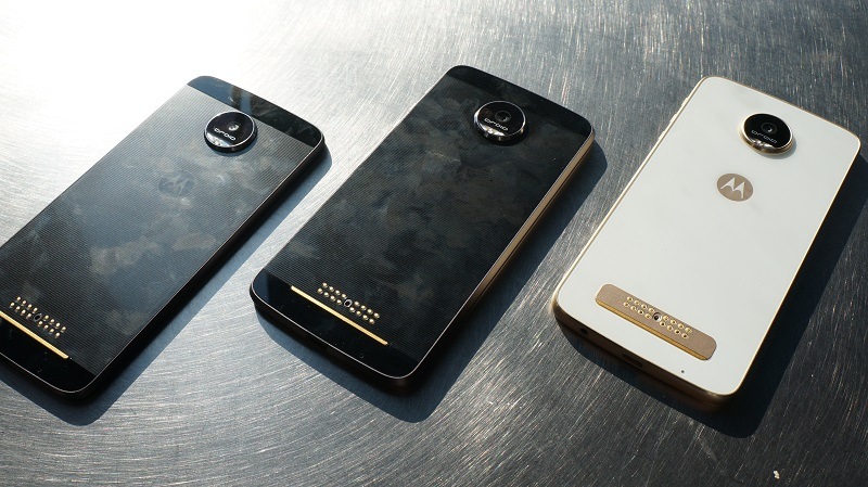 3 Moto Z smartphones without back covers
