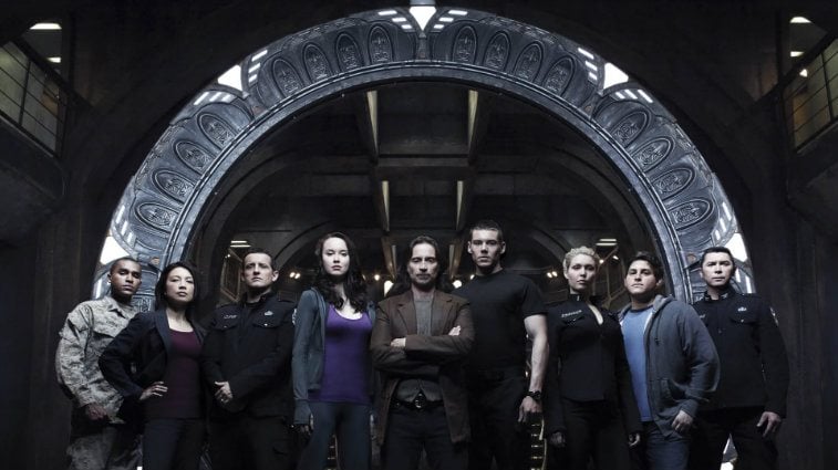 The cast of Stargate Universe pose together