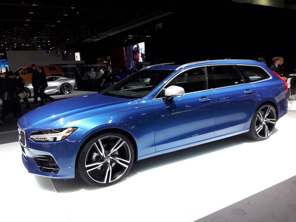The 2017 Volvo V90 looks stunning in blue